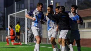 Ernesto Ropa recibe la felicitación de sus compañeros tras marcar un gol