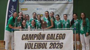 El equipo infantil del Liceo con el trofeo de campeón gallego