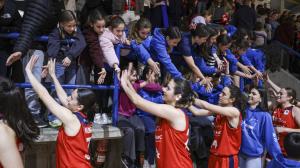 Las jugadoras de Maristas celebran con la grada tras certificar el primer puesto