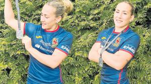 La jugadora del CRAT Ana Peralta enseña su medalla de campeona de Europa con la selección española