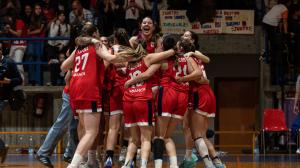 El equipo de Maristas celebra el ascenso sobre la pista