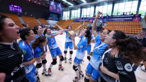 María Sanjurjo celebra la Champions con sus compañeras del Fraga