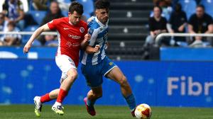 Manu Núñez trata de robar el balón a Quique Teijo en el Fabril-UD Ourense del pasado 12 de abril disputado en el Estadio de Riazor