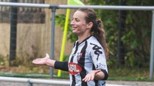 Ambra celebra un gol de esta temporada con el Victoria