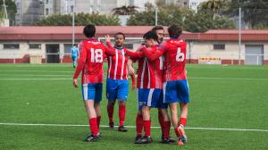 Diego González, jugador del Sporting Meicende, celebra con un compañero su gol ante el Relámpago
