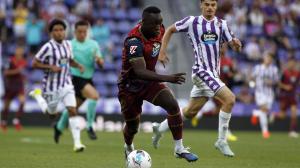 Bil Nsongo conduce el balón en el Valladolid-Deportivo