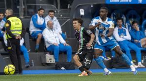 Bil Nsongo presiona a Rafita, otro de los destacados ascensos desde el filial este curso, en el Deportivo-Málaga en Riazor