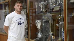 César Carballeira, en la vitrina de trofeos del colegio Liceo