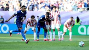 Kylian Mbappé, a punto de golpear el balón en el penalti que transformó para dar la victoria a Francia ante Paraguay en los octavos de final del Mundial
