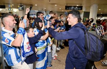 Un centenar de aficionados acudieron al aeropuerto para animar a la plantilla