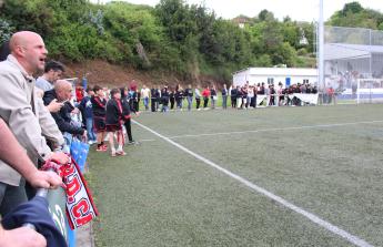 Equipo y afición celebraron sobre el césped de A Gándara