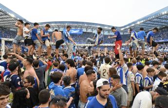 Miles de deportivistas dejaron su asiento y saltaron al césped tras el pitido final