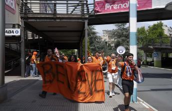 Miles de aficionados se dieron cita para recibir al Básquet Coruña y dejarse las gargantas en busca del ascenso a ACB
