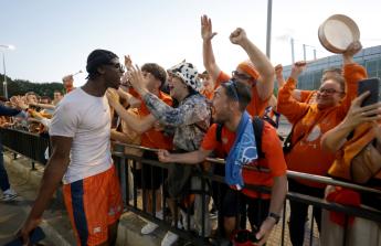 La afición esperó a los jugadores para celebrar el ascenso con sus ídolos