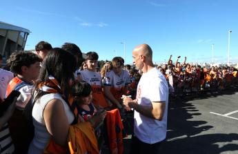La marea naranja se dio cita en la explanada del Palacio de los Deportes de Riazor para festejar junto al equipo
