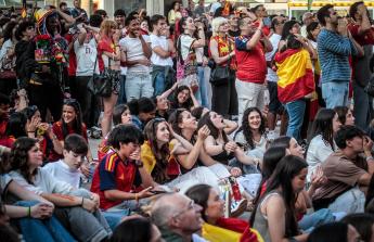 Cientos de aficionados acudieron a la Plaza para ver el España-Bélgica en la pantalla gigante del Concello