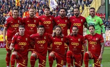 El once inicial del Catanzaro, con Quagliata y Bonini