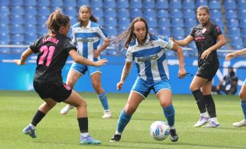 Henar controla el esférico ante Marina en el partido contra el Madrid CFF