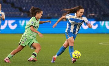 Henar conduce el esférico ante Núñez en el Deportivo-Levante