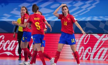 Irene Córdoba celebra uno de sus cuatro goles en los cuartos de final contra Marruecos