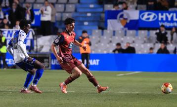Charli Patiño, pasando el balón en el Sabadell-Deportivo, con Noubi detrás