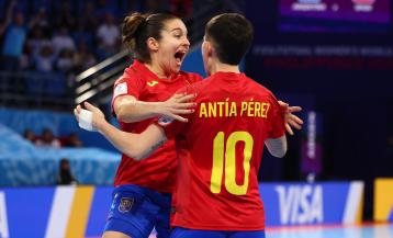 Ale de Paz y Antía Pérez celebran el 0-1