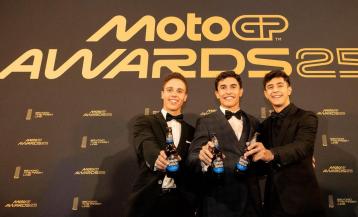 Diego Moreira, Marc Márquez y José Antonio rueda postando con Estrella Galicia 0,0