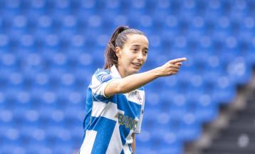 Paula Gutiérrez, mediocentro del Dépor, señala durante el partido reciente ante el Granada en Riazor