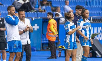 Redru y Espe Pizarro a punto de ingresar al verde en el encuentro ante el Badalona de la primera jornada liguera