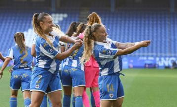 Ainhoa Marín y Vera Martínez celebran un gol en Riazor