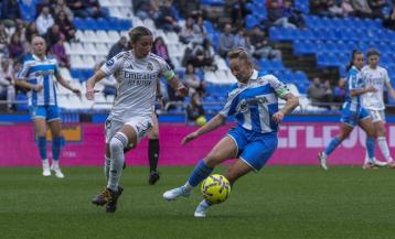 Ainhoa Marín regatea a Shei García en el encuentro entre Deportivo y Real Madrid
