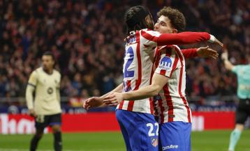 Lookman celebra con Julián Álvarez (derecha) el 3-0 ante el Barcelona