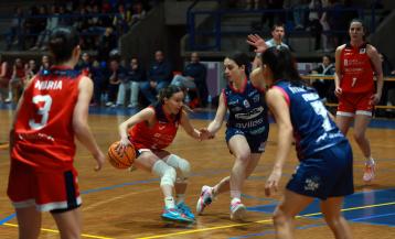 Nevena Dimitrijevic bota el balón ante ABDA