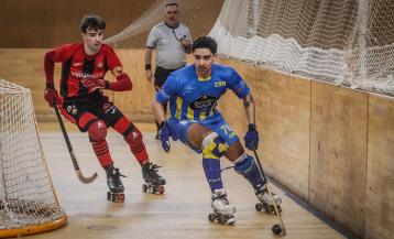 Vicente Soto, del CDM, perseguido por un jugador del Reus B en el partido de OK Plata disputado en el Palacio de los Deportes de Riazor