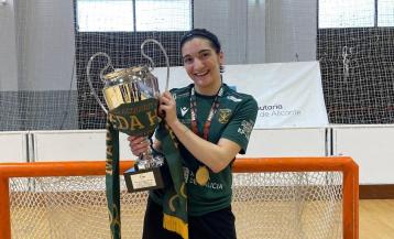 Alejandra Martín, del Marineda, con el trofeo de la Copa Princesa