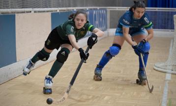 Una acción del Marineda-AlcaláHockey patines femeninoMarineda - Alcalá 2-0