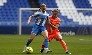 Ainhoa Marín protege el balón ante Ona Batlle en el Deportivo-Barça