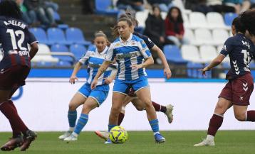 Espe Pizarro controla el esférico rodeada de jugadoras del Eibar
