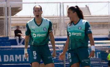 Inés Altamira celebra su gol ante el CE Europa