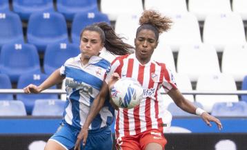 Paula Novo y Luany pugnan por el esférico en el encuentro de la primera vuelta entre Deportivo y Atlético de Madrid