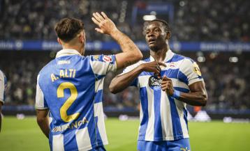 Bil Nsongo se señala el escudo tras su gol en el Deportivo-Mirandés