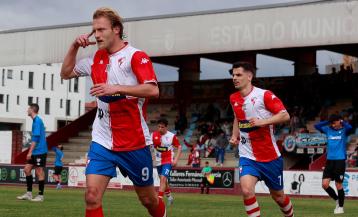 Rivera, delantero del Arosa, celebra un gol al Arteixo