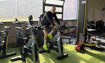 Kirian Rodríguez se ejercita en bibicleta estática tras pasar por el autotransplante