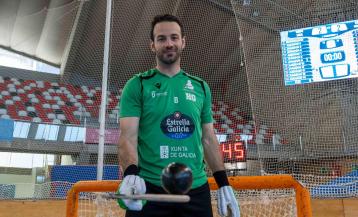 Dava Torres, capitán del Liceo, hace equilibrio con la bola y el stick