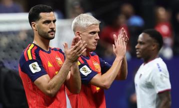Mikel Merino y Dani Olmo agradecen a la afición desplazada el apoyo al finalizar el partido