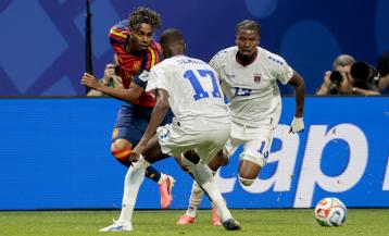El delantero de España Lamine Yamal ante los jugadores de Cabo Verde Willy Semedo y Sidny Cabral (13) durante el partido del grupo H del Mundial 2026 en el Estadio Atlanta