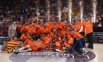 Los jugadores del Valencia Basket celebran la victoria al finalizar el cuarto partido de la final de la Liga Endesa disputado ante el Barcelona en el Palau Blaugrana