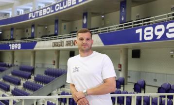 César Carballeira posa en las instalaciones del Porto