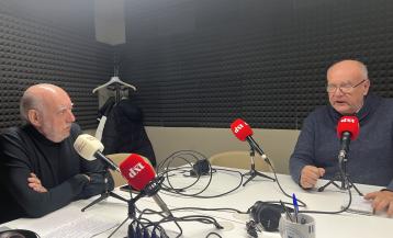 Sobre micrófonos pintan colores. Alberto se quedó con el de El Ideal y Juan en el de DXT Campeón