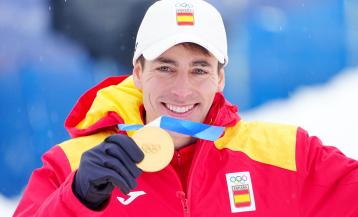 Oriol Cardona muestra la medalla de oro